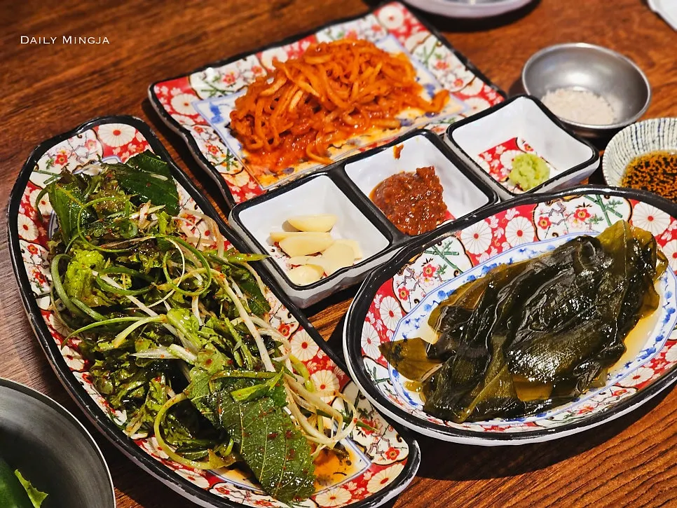 콘치즈와 계란찜이 포함된 기본 반찬