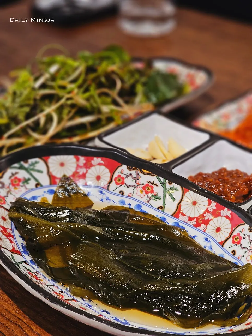 무생채와 와사비 쌈장 반찬 접시