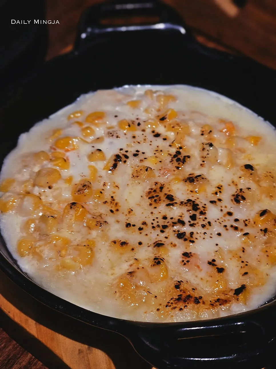 기본 반찬으로 나온 콘치즈