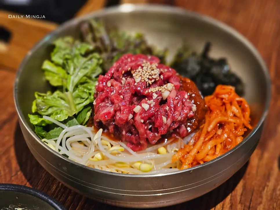 4천원 추가한 육회비빔밥 한 그릇