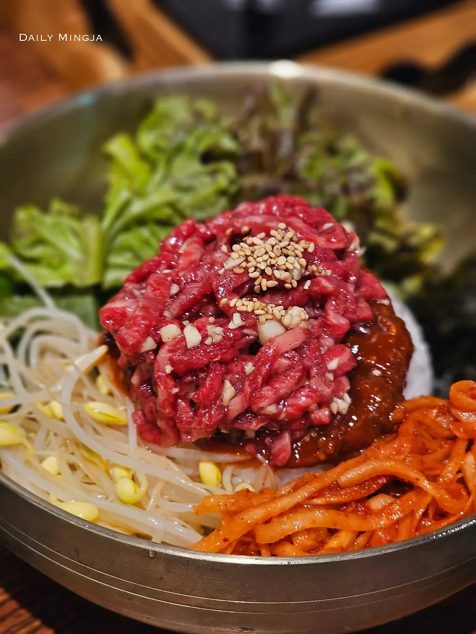 초장 양념장을 둘러 비빈 육회비빔밥