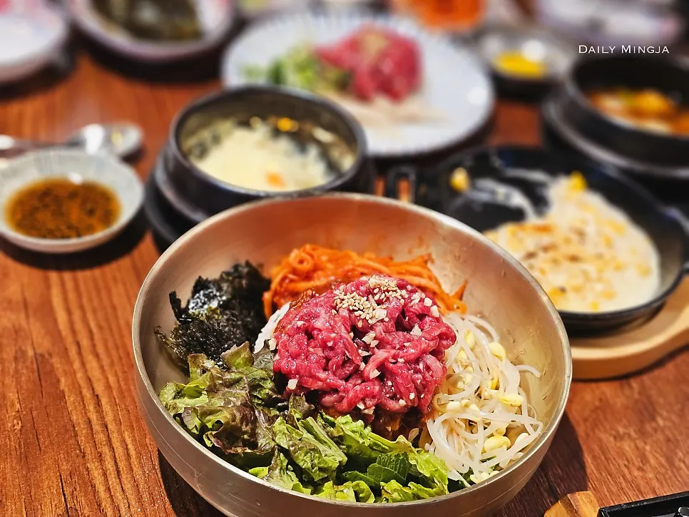 육회가 푸짐하게 올라간 비빔밥
