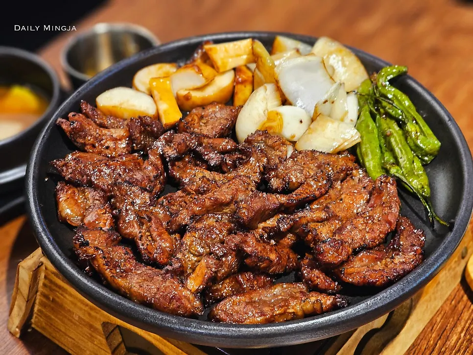 철판 가득 담긴 양념 소갈비살 500g