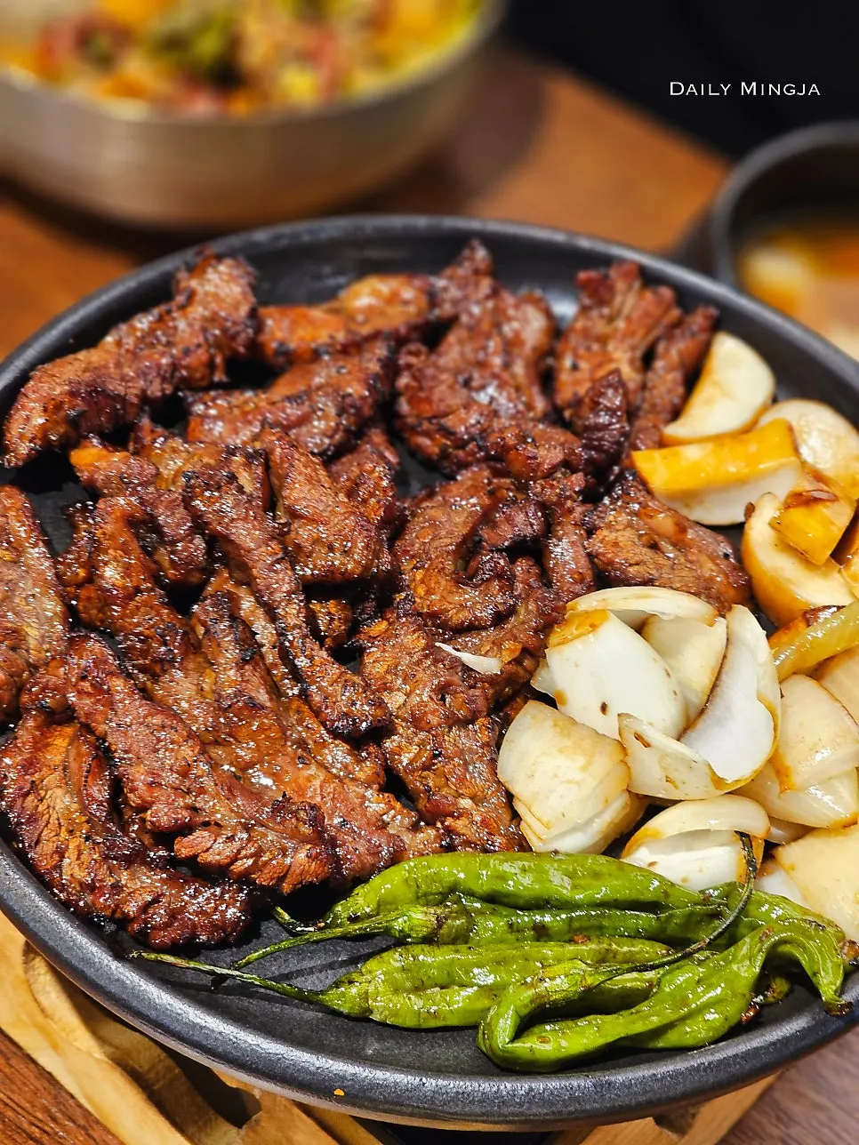 숯불 향 입은 양념 소갈비살 클로즈업