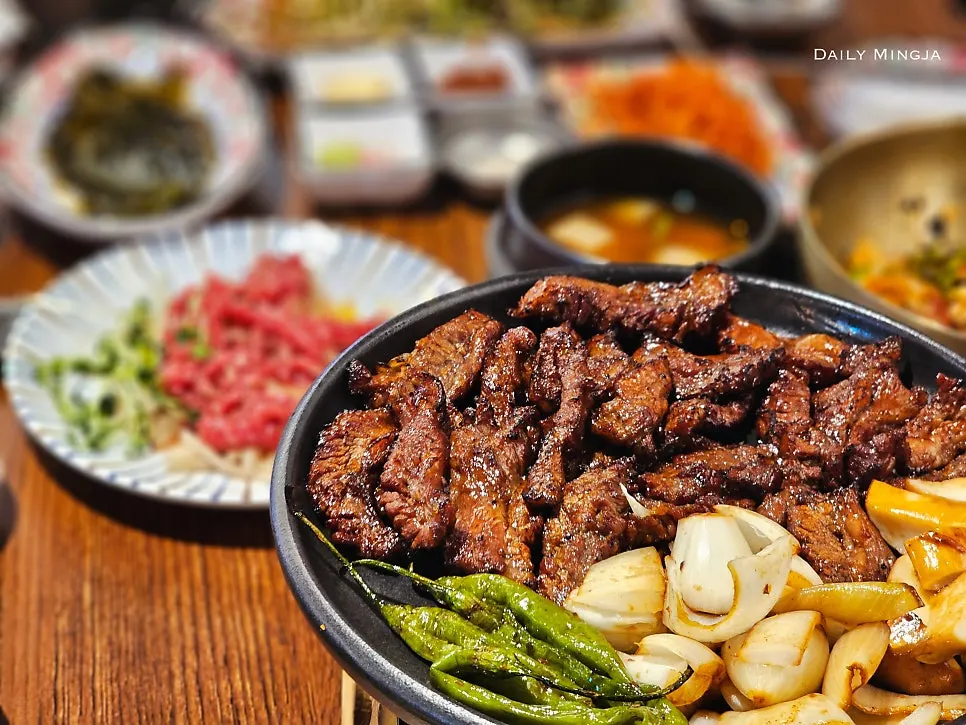 칼집 낸 소갈비살과 가니쉬 채소