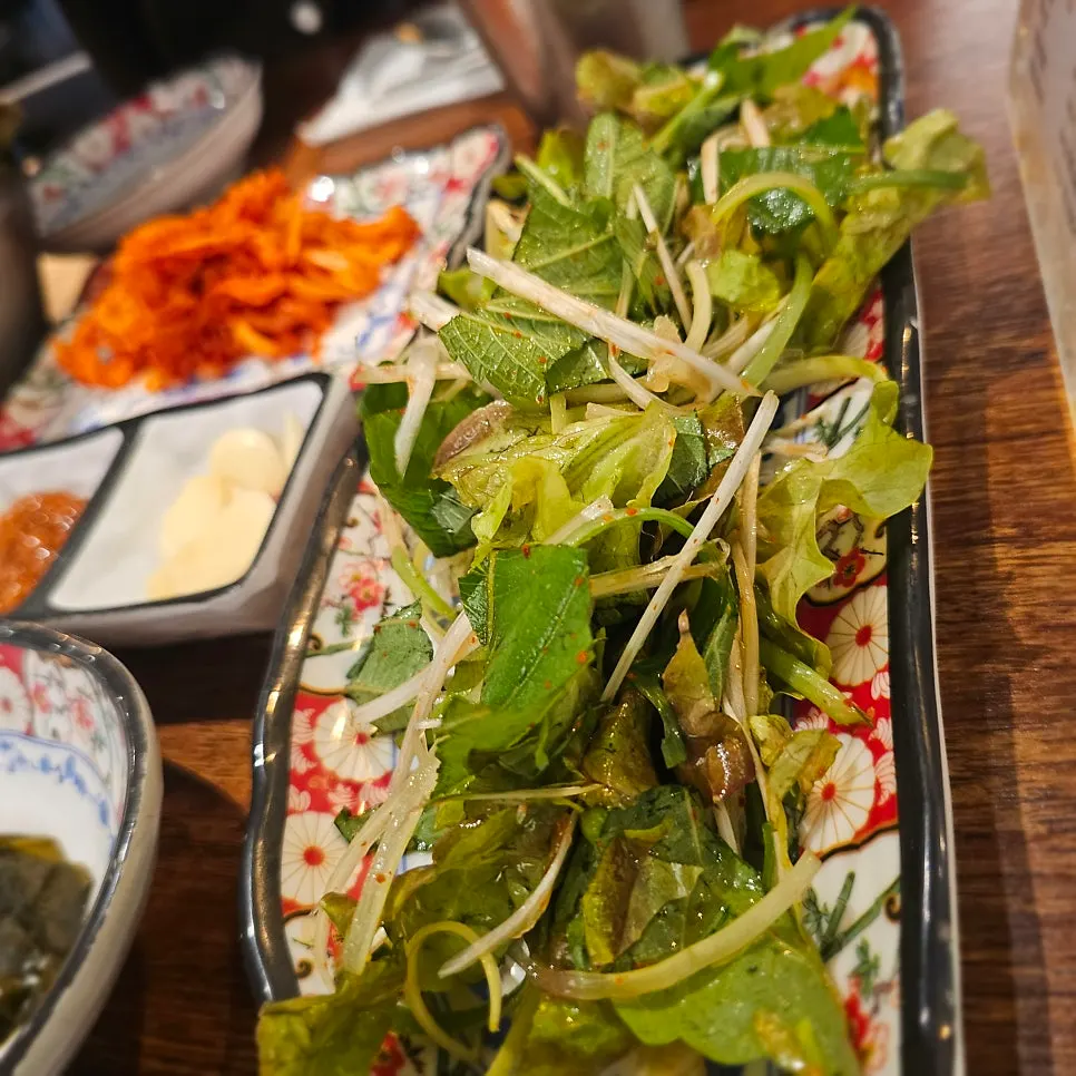 Seasoned green onion and perilla leaf side dish
