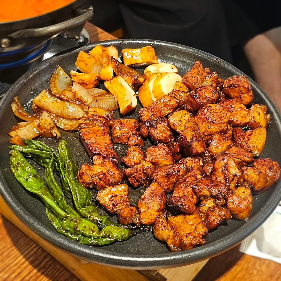 Fully grilled marinated pork with onion, mushroom, and cheongyang pepper