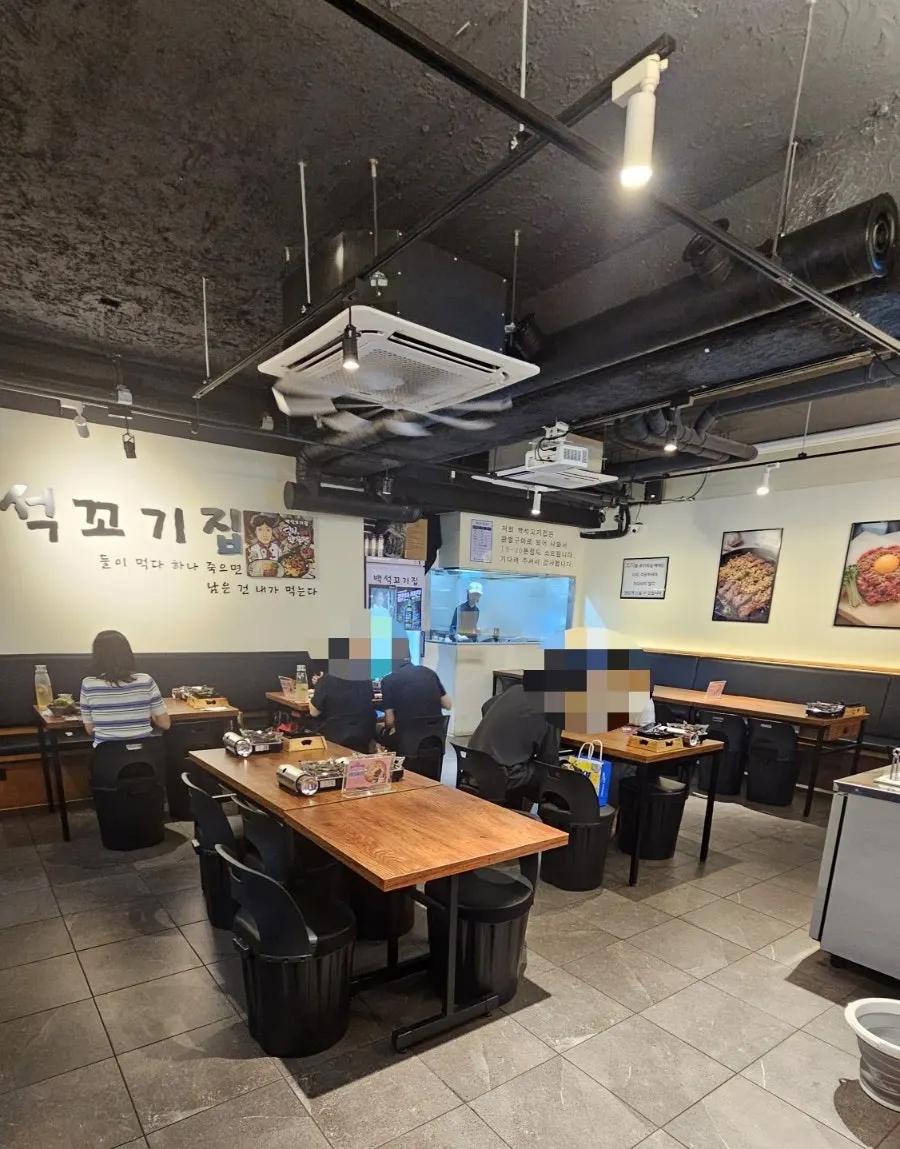 테이블 간격 넓은 백석 꼬기집 내부 좌석
