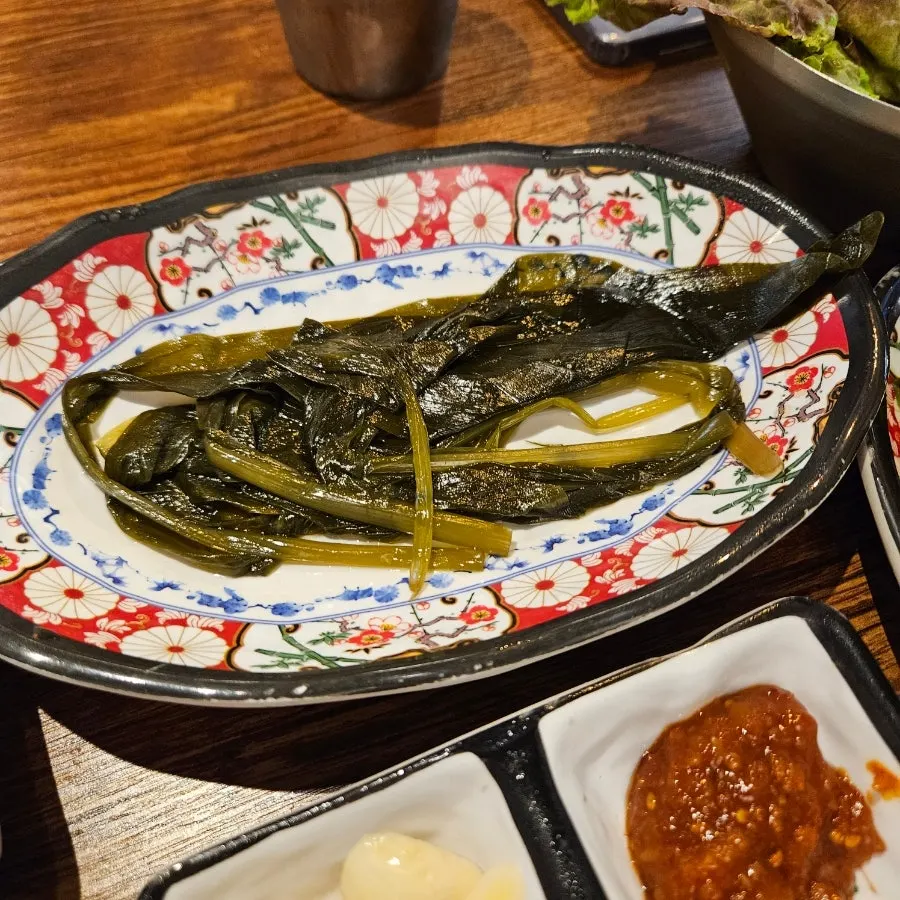 셀프바에 채워진 상추와 깻잎