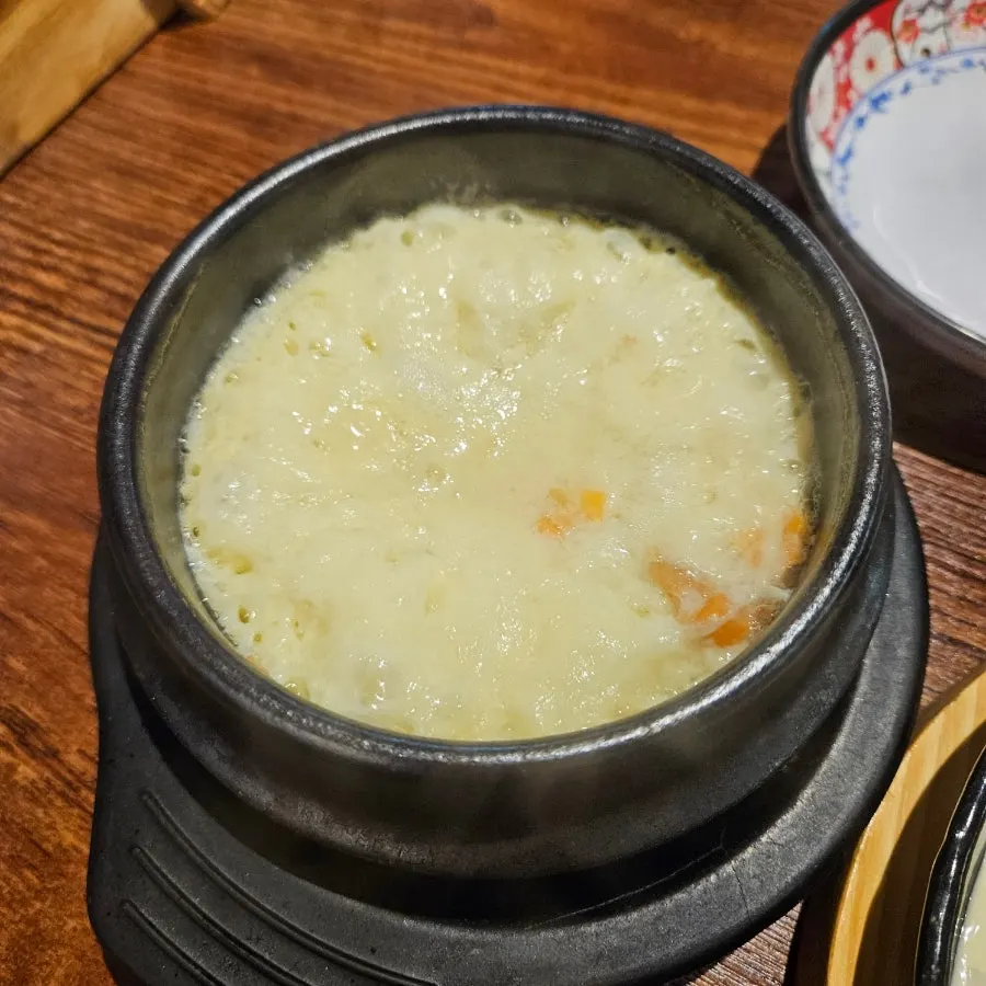 기본 반찬으로 나온 콘치즈