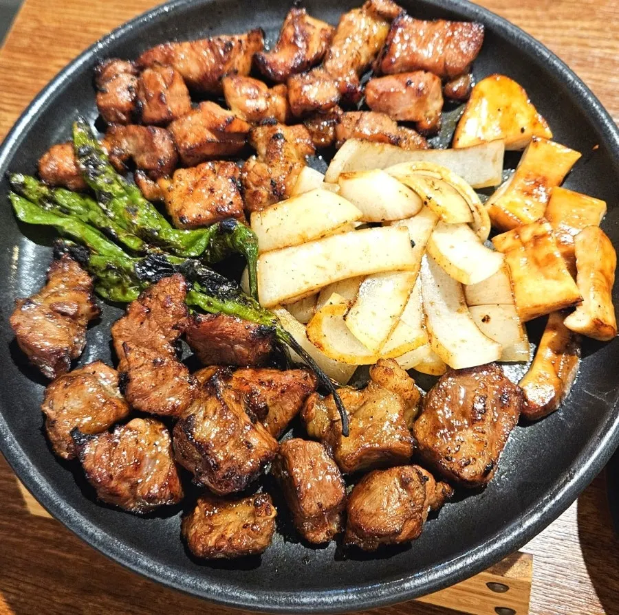 구워져 나온 양념 고기 2인 상차림