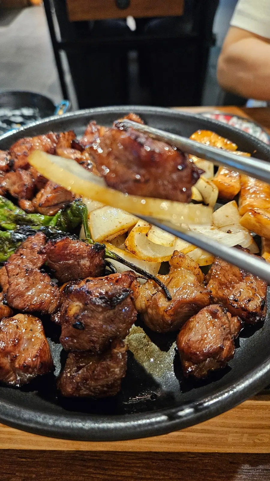 양념 소갈비 한 점 클로즈업