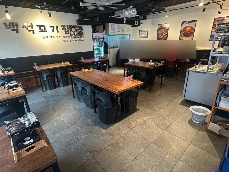 Hall with widely spaced tables at Baekseok Kkogijip