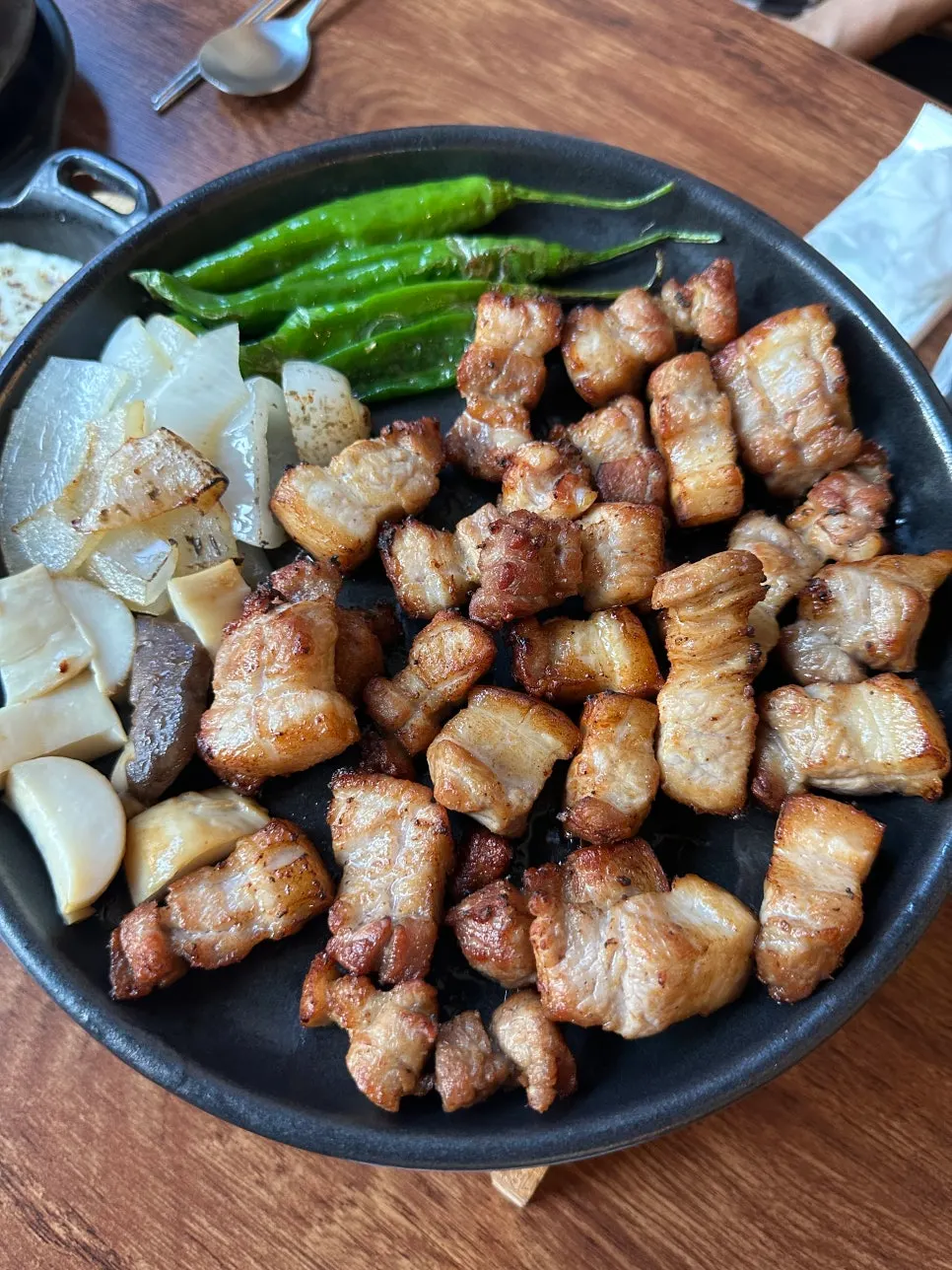 Samgyeopsal plate that came fully grilled from the kitchen