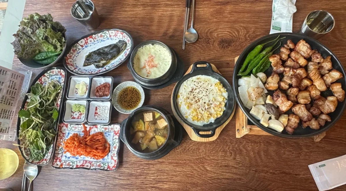 Final shot of the full samgyeopsal spread at Baekseok Kkogijip