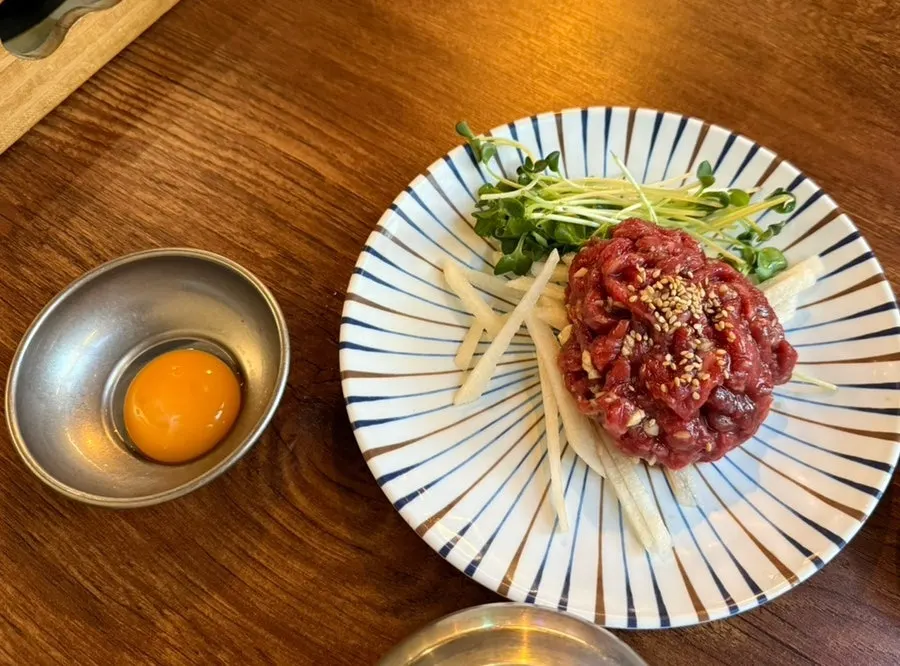 양념한돈구이 세트의 맛보기 육회