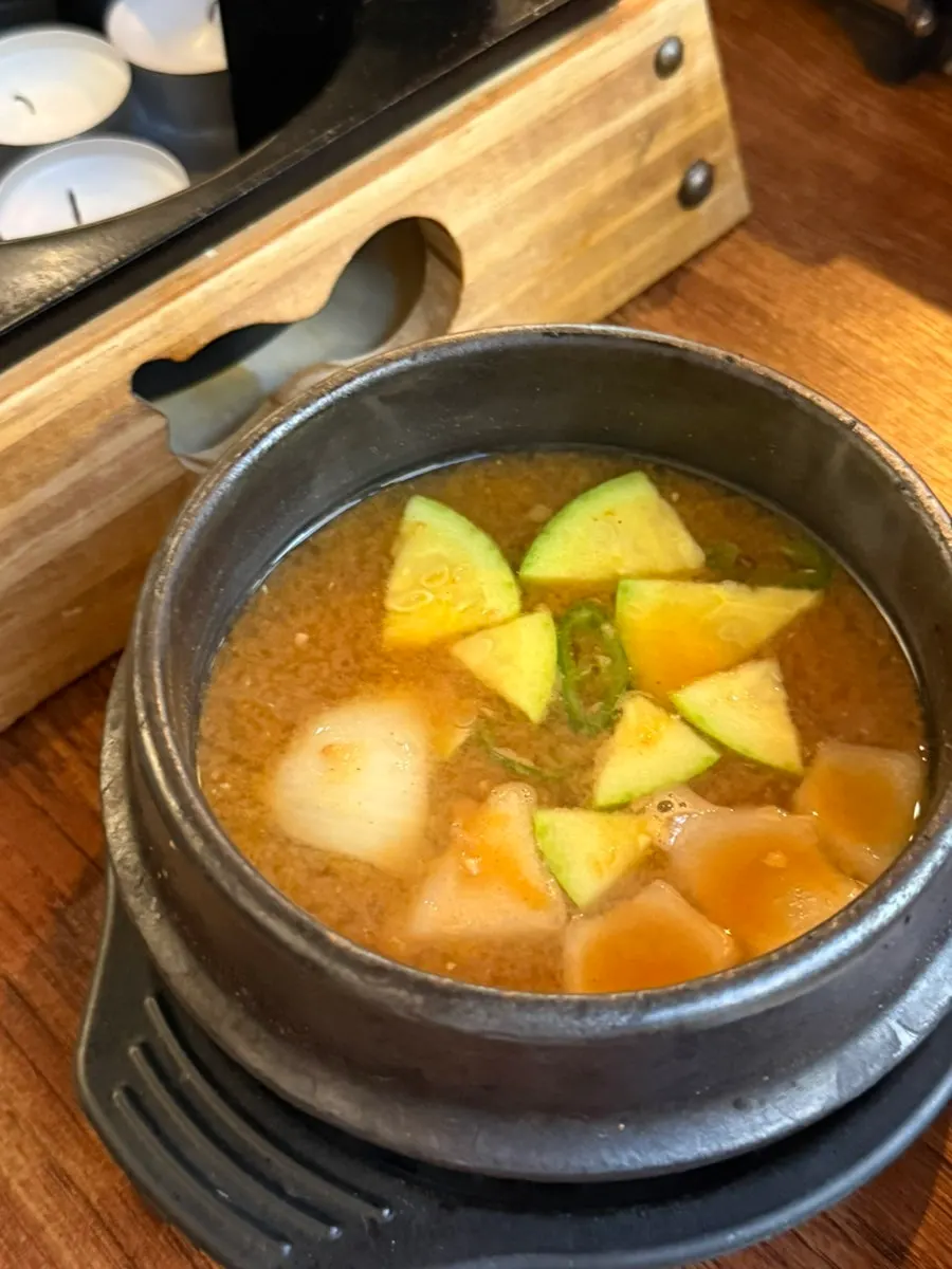 기본 상차림의 콘치즈와 된장찌개