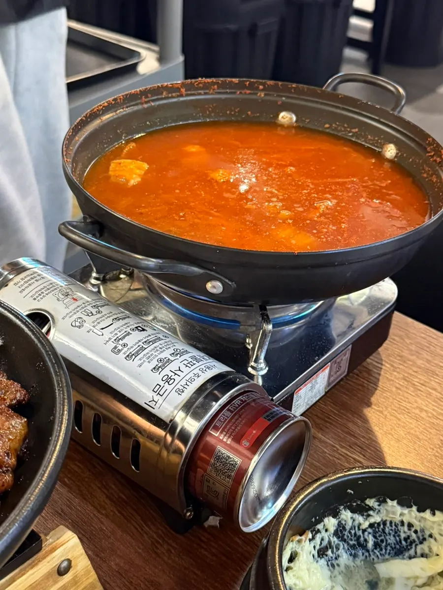 버섯과 꽈리고추를 곁들인 양념한돈구이