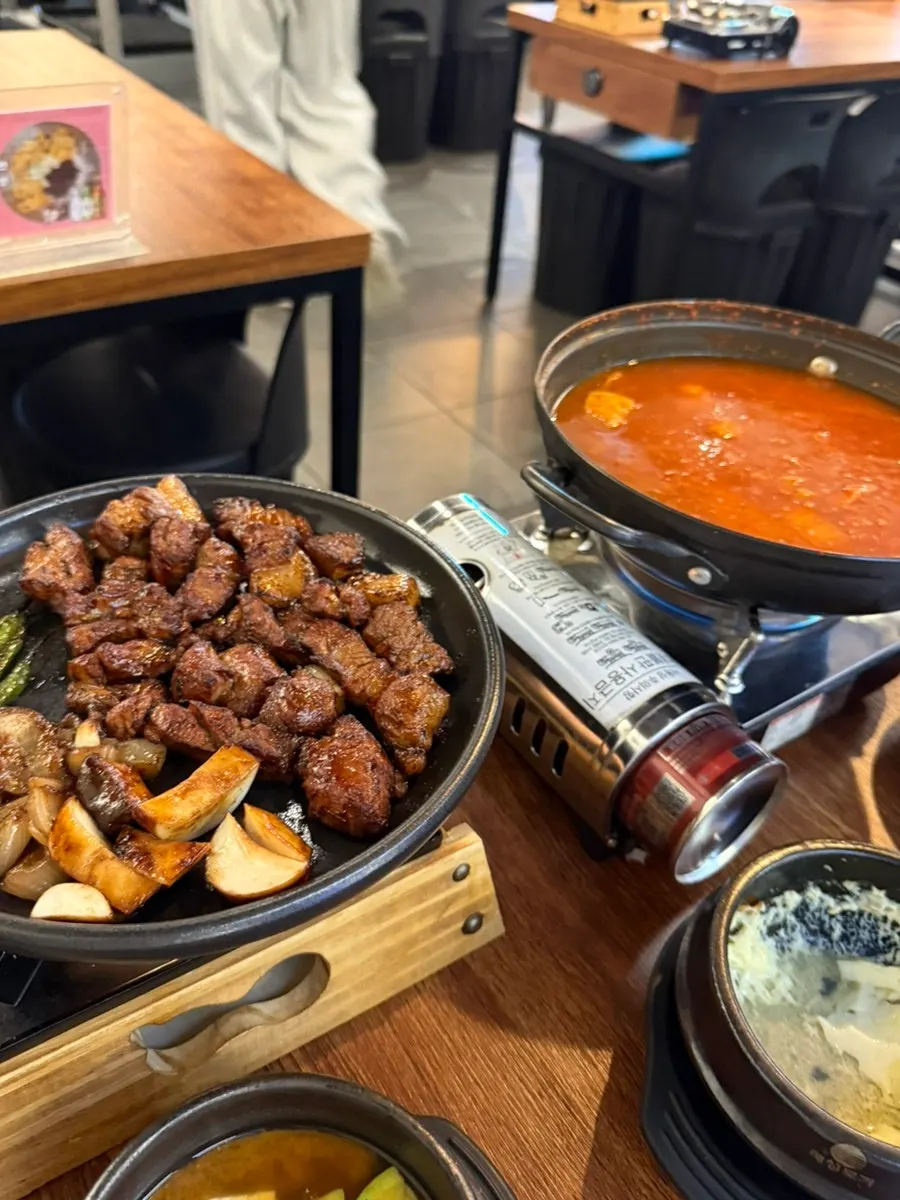 고기와 함께 먹는 칼칼한 김치찌개
