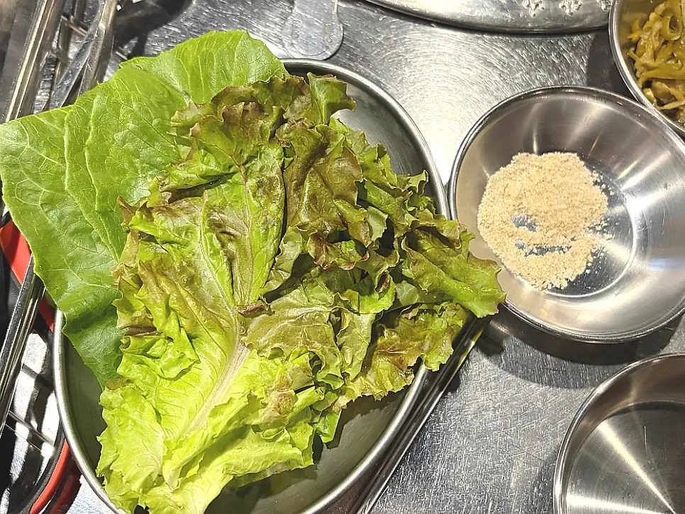 참숯이 놓인 고기 불판