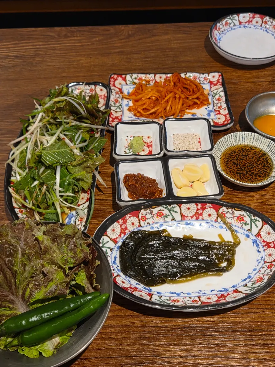 테이블에 차려진 기본 반찬