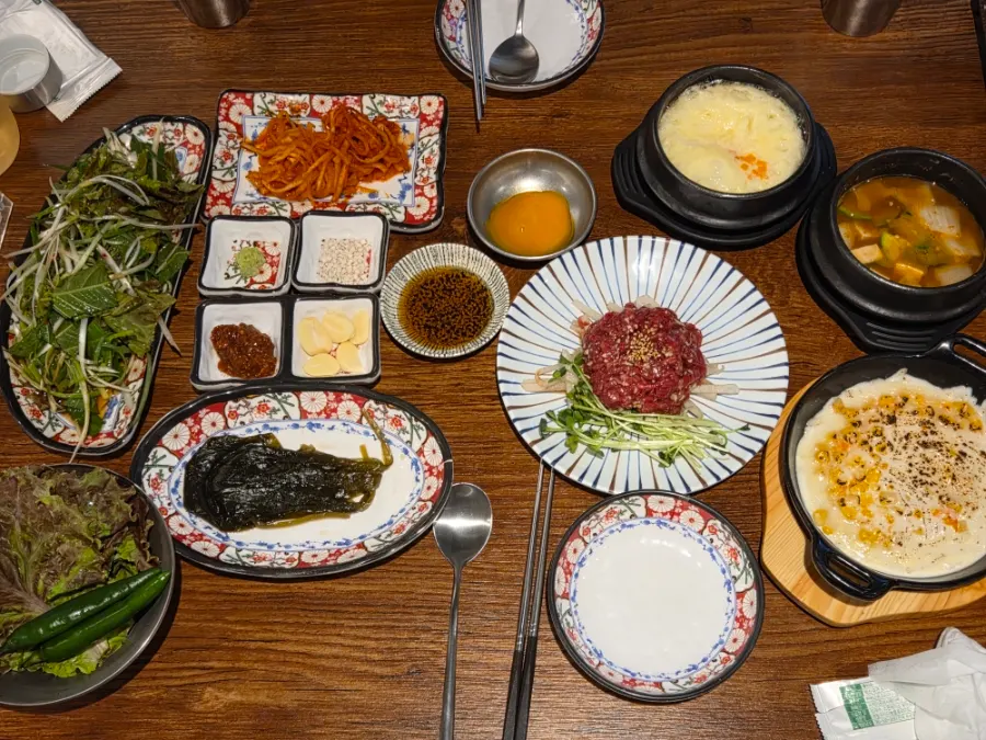 고기와 육회, 김치찌개가 차려진 테이블