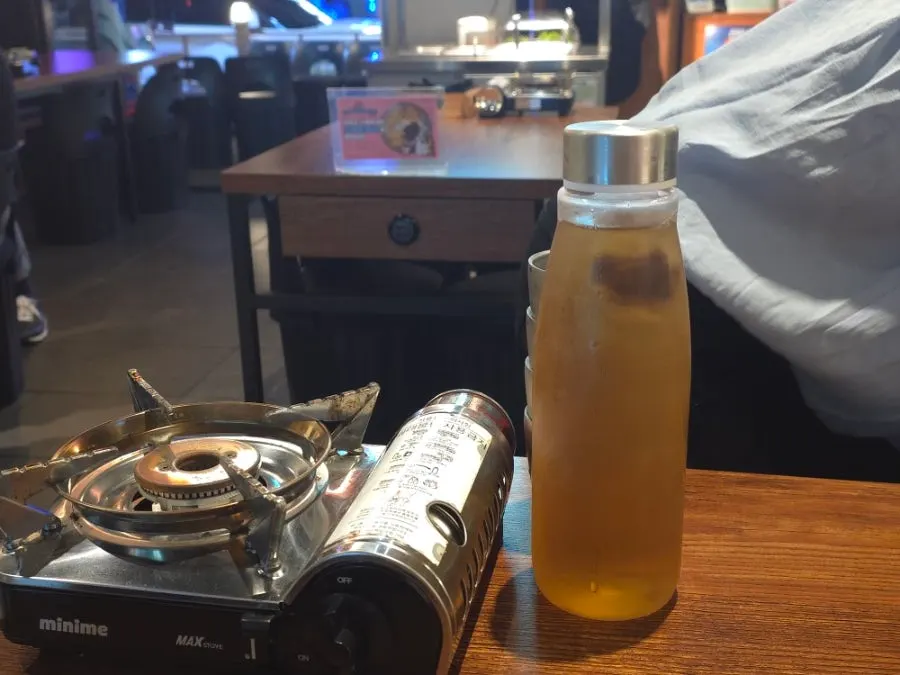 테이블에 놓인 백석 꼬기집 메뉴판
