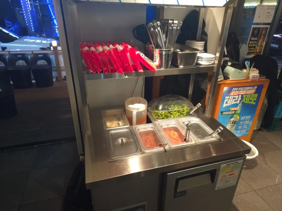 반찬과 라면사리가 있는 셀프바