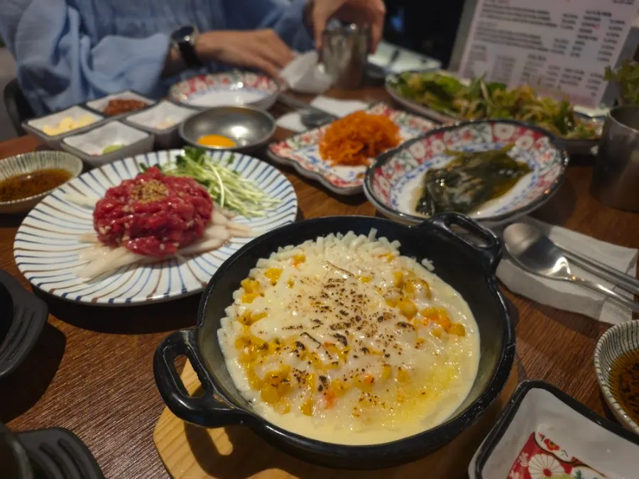 세트에 포함된 육회 한 접시