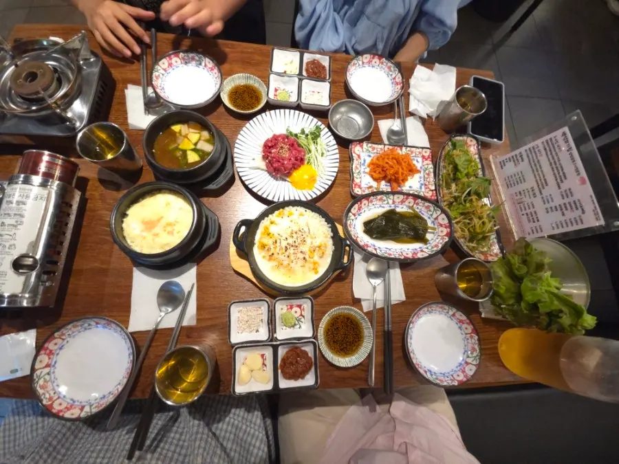위에서 내려다본 꽉 찬 고깃집 한 상