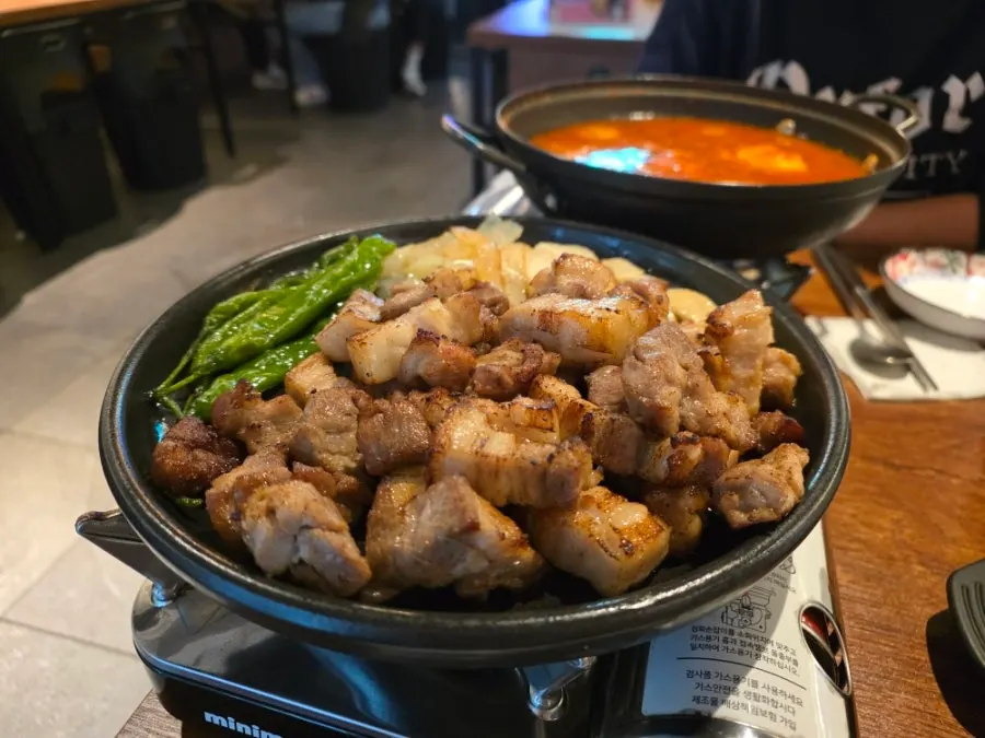 다 구워져 나온 삼겹살과 마늘 꽈리고추 불판