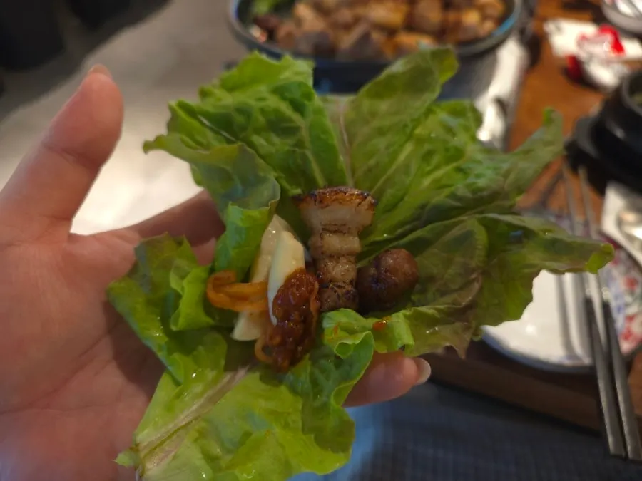 상추에 삼겹살과 쌈장을 올린 쌈