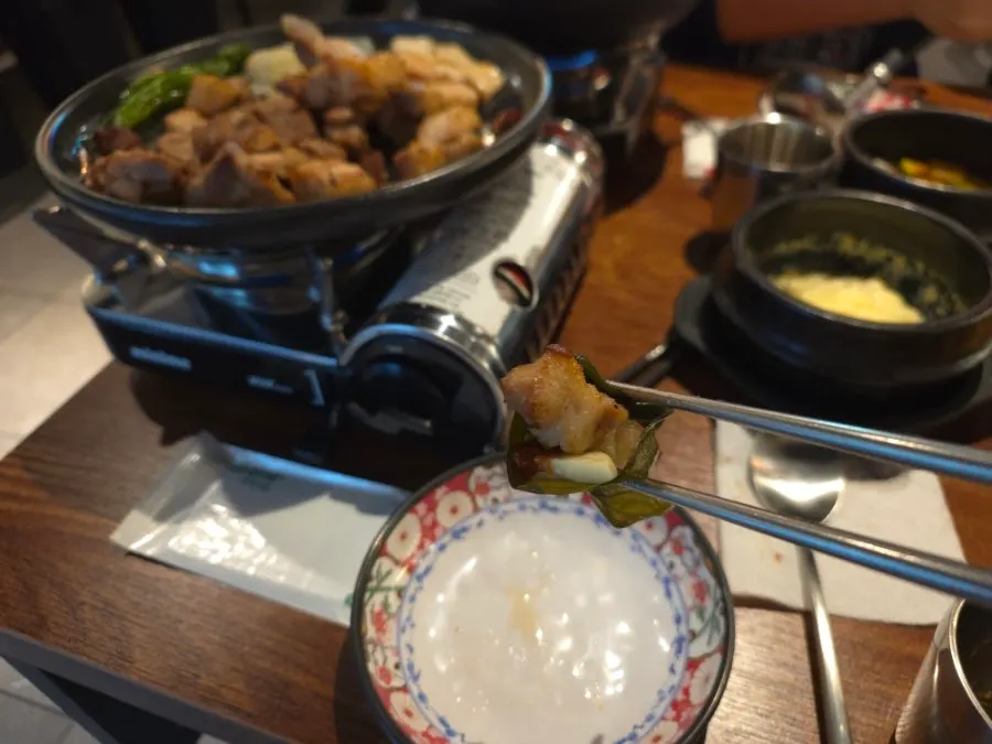 명이나물에 올린 삼겹살 한 점