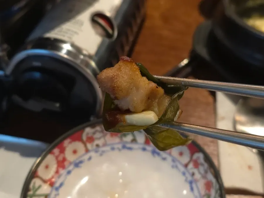 도톰하게 썰린 구운 삼겹살 클로즈업