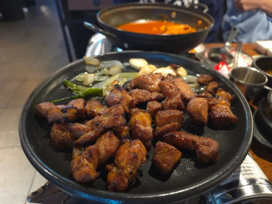 추가 주문한 구운 양념고기 2인분