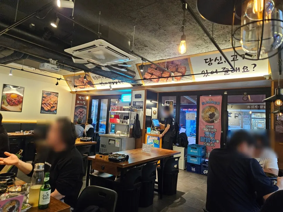Interior of Baekseok Kkogijip with 4-person tables and group seating
