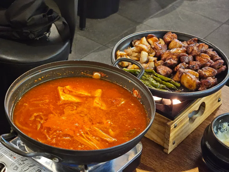 A full spread of pre-grilled marinated pork and kimchi jjigae