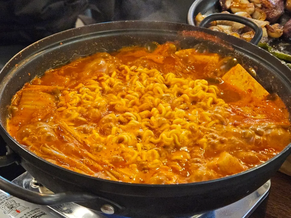 The spicy kimchi jjigae chosen from the set