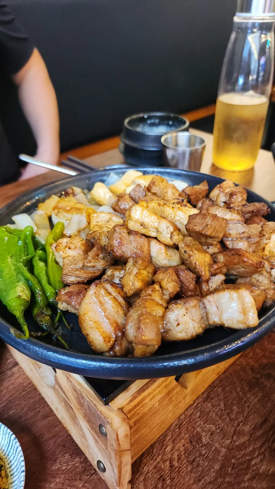 Grilled samgyeopsal with cheongyang peppers