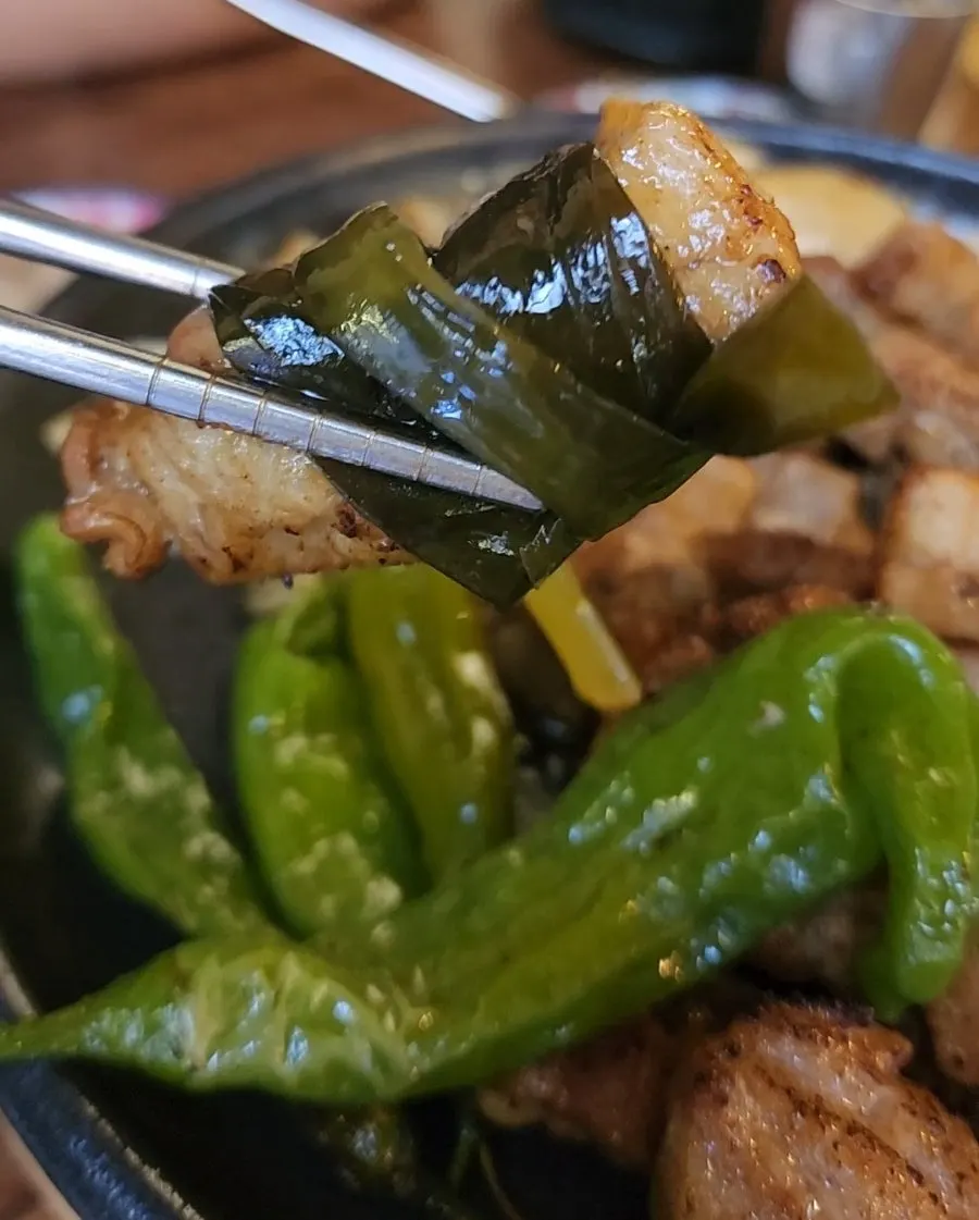 Sweet and tangy lettuce-scallion salad