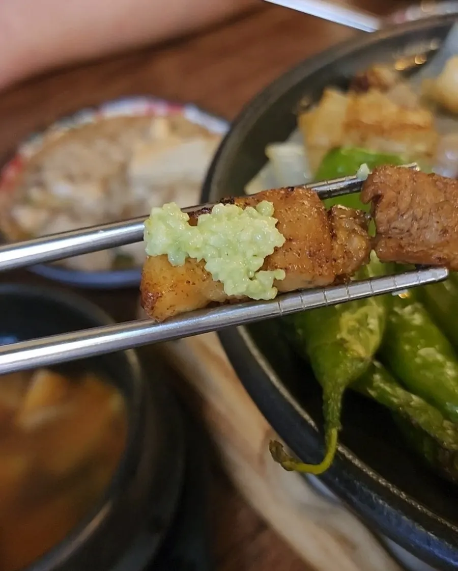 Lettuce-scallion salad wrapped with meat