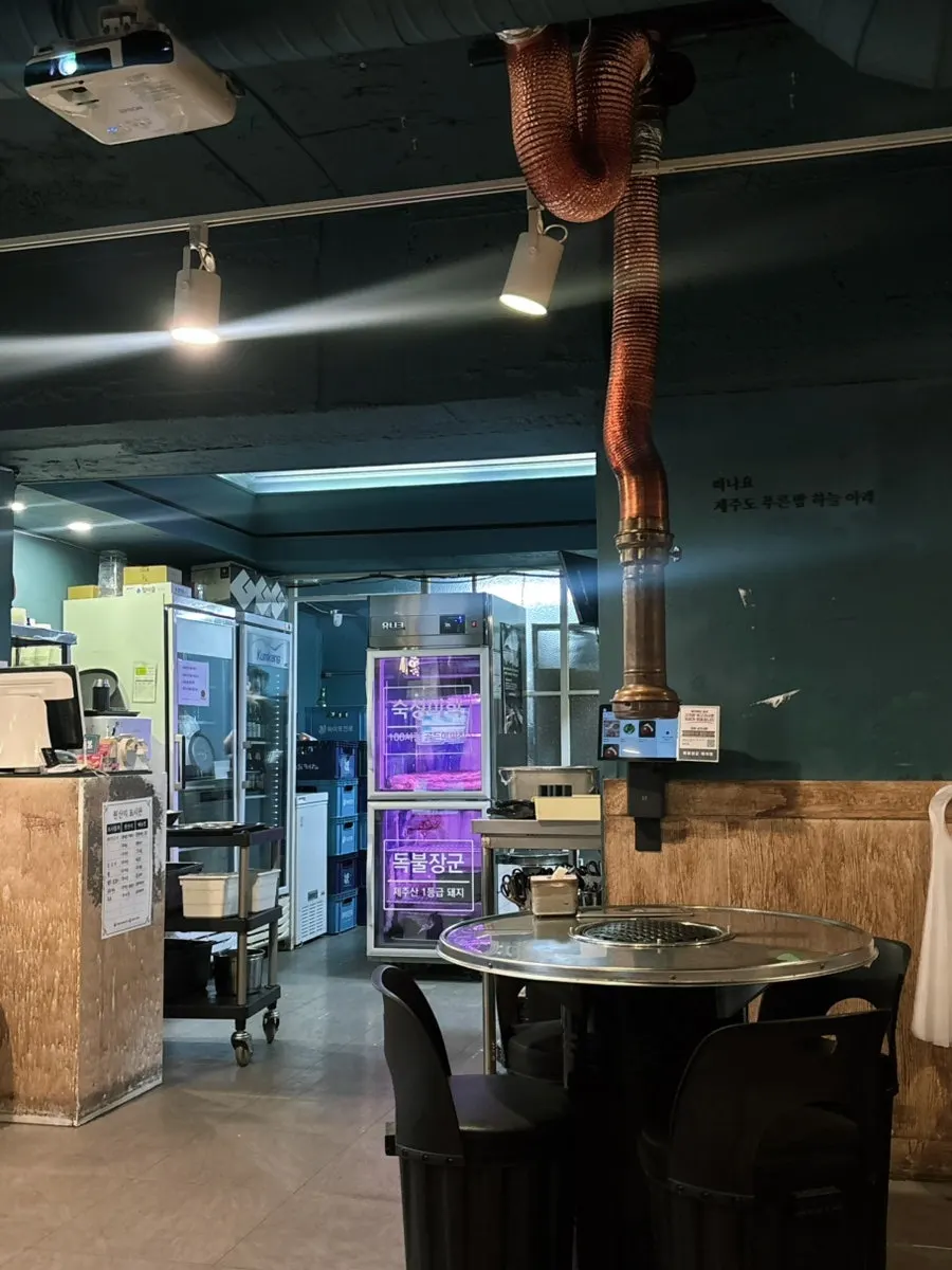 야장 분위기의 독불장군 매장 이미지