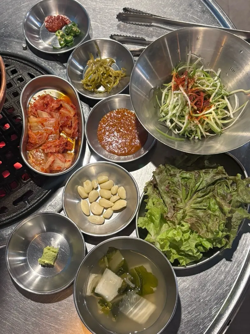 고기 주문 후 차려진 기본찬 이미지