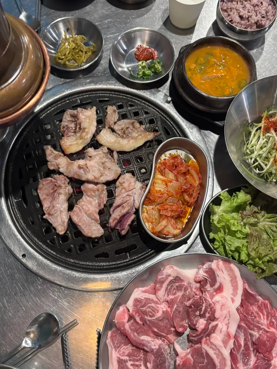 고기와 함께 먹는 청국장 이미지