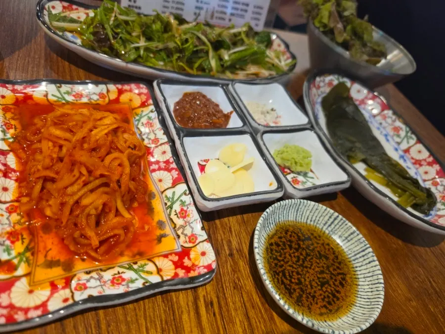 문을 열어둘 수 있는 창가 테이블 자리