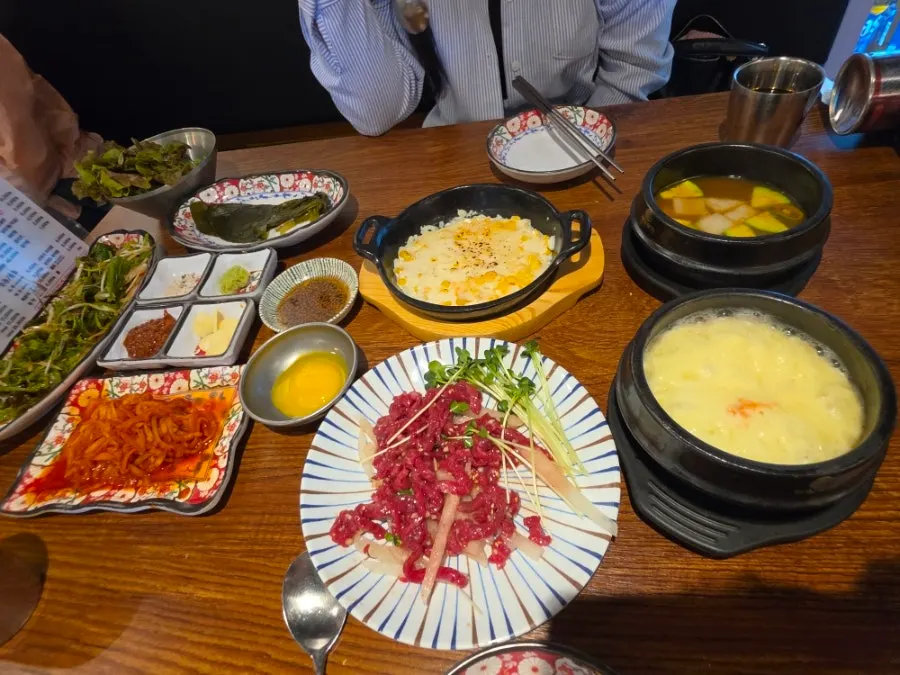 백석 꼬기집 매장 내부 테이블 전경