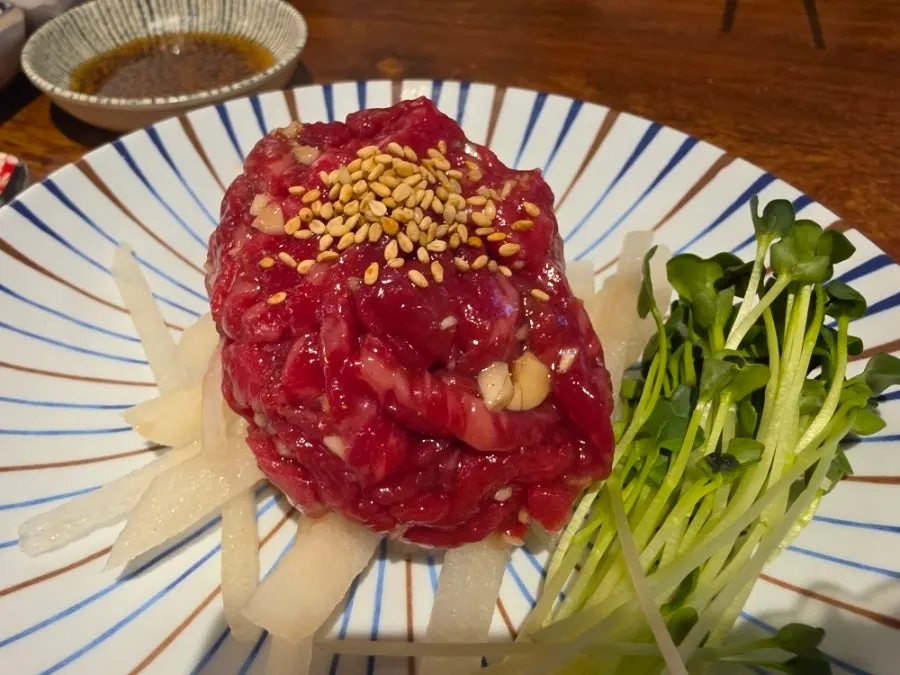 차려진 다양한 기본 밑반찬 상차림