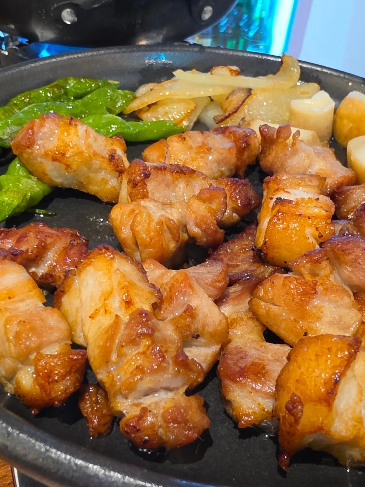 계란찜과 콘치즈 등 사이드 메뉴가 놓인 상