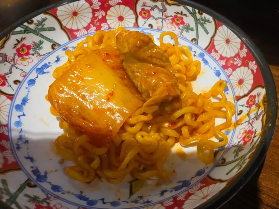 고기가 듬뿍 들어간 김치찌개 냄비