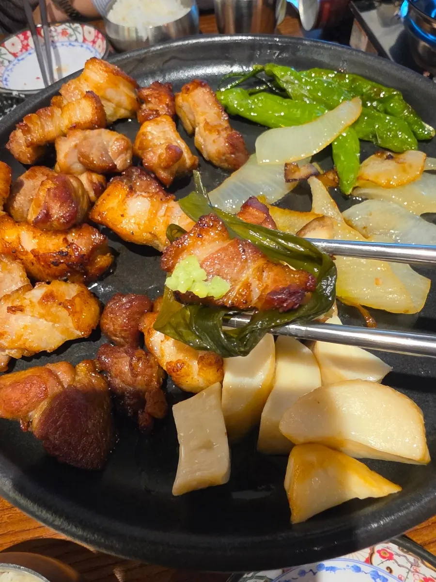 라면사리를 건져 올린 김치찌개